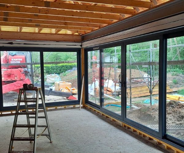 Baie vitrée en aluminium installée dans une ossature bois Doxar