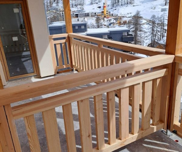 Balcon bois massif fabriqué par Doxar sur complexe Vars