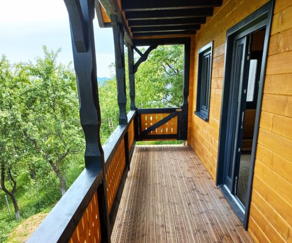 Balcon en bois sur maison traditionnelle construit par Doxar.