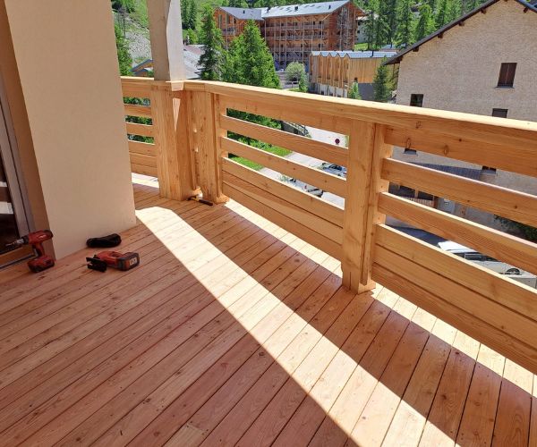 Balcon en bois massif avec garde-corps ajouré réalisé par Doxar à Vars
