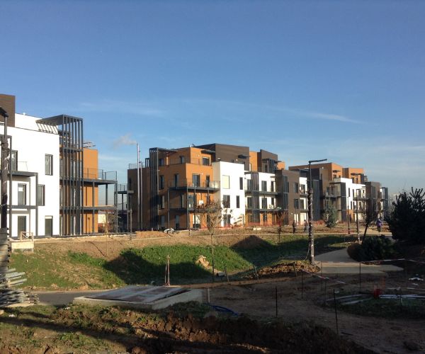 Ensemble résidentiel bois en cours d’aménagement à Ballainvilliers, construit par Doxar France.