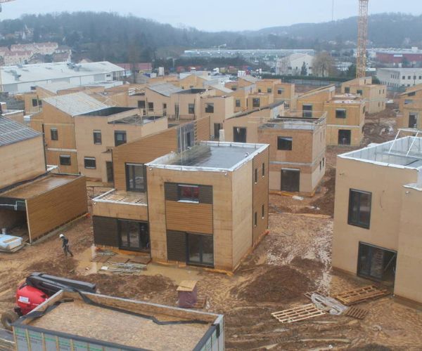 Chantier du Domaine du Bois de Fresnais à Ballainvilliers avec modules bois préfabriqués.