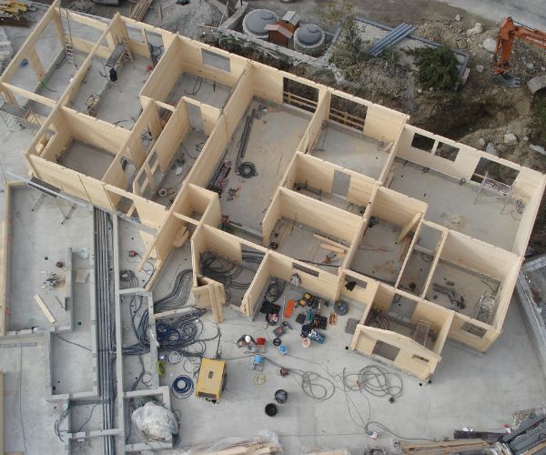 Vue aérienne du rez-de-chaussée en construction montrant le cloisonnement en bois et les réseaux.
