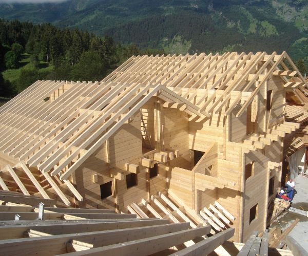 Chantier de charpente bois en montagne réalisé par Doxar France pour un complexe résidentiel.