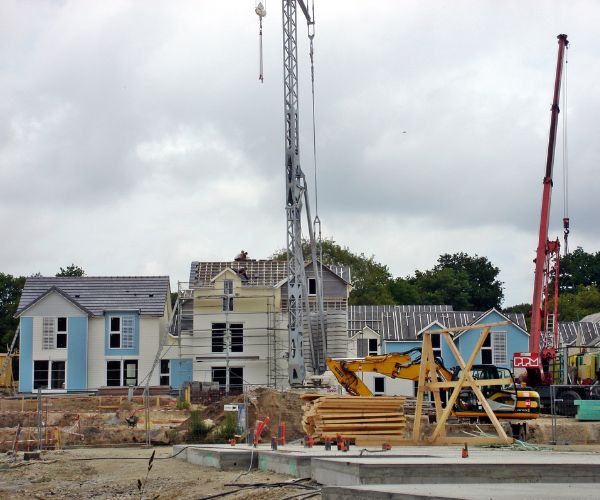 Chantier du complexe résidentiel à Pornichet avec grues et structures bois