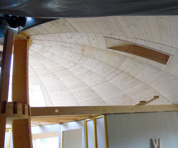 Charpente en bois courbe fabriquée par Doxar France pour une structure architecturale sur mesure