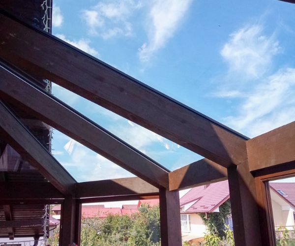 Charpente en bois lamellé-collé vitrée réalisée par Doxar pour une extension lumineuse.