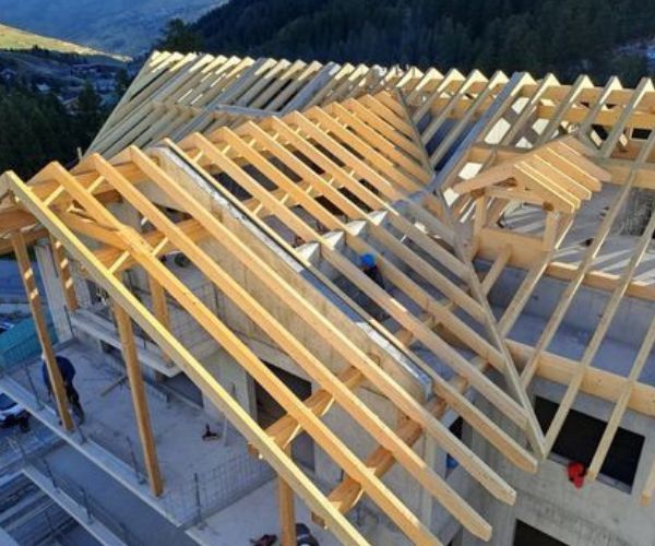 Structure en bois lamellé-collé en montage sur chantier à Vars