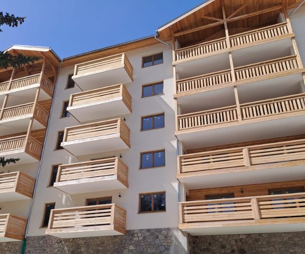 Construction de balcons bois sur immeuble à Vars par Doxar