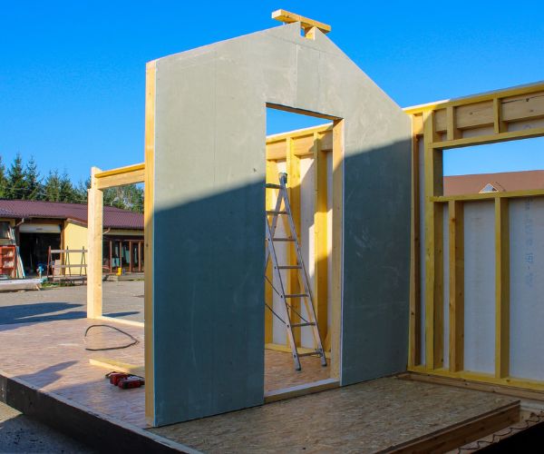 Assemblage de la structure en bois d’une tiny house Doxar en atelier.