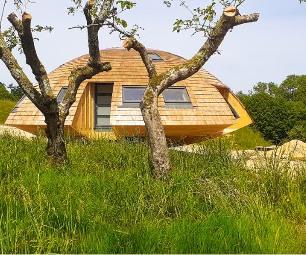 Maison en bois Domespace construite par Doxar, avec bardage en bardeaux de bois