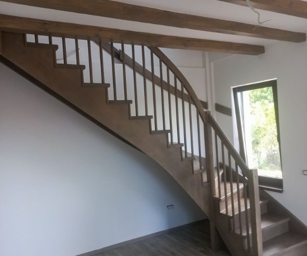 Escalier en bois massif avec limon central et garde-corps en bois Doxar