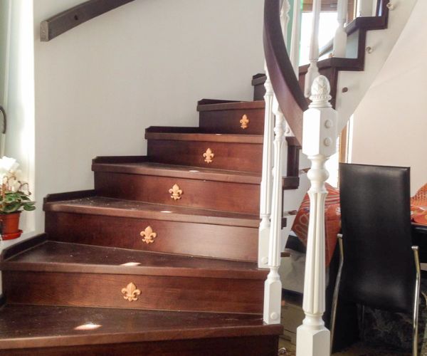 Escalier traditionnel en bois foncé avec éléments décoratifs Doxar