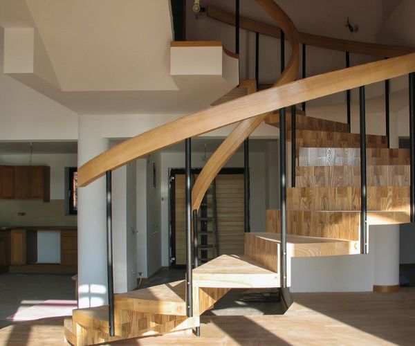Escalier en bois en colimaçon avec garde-corps noir Doxar