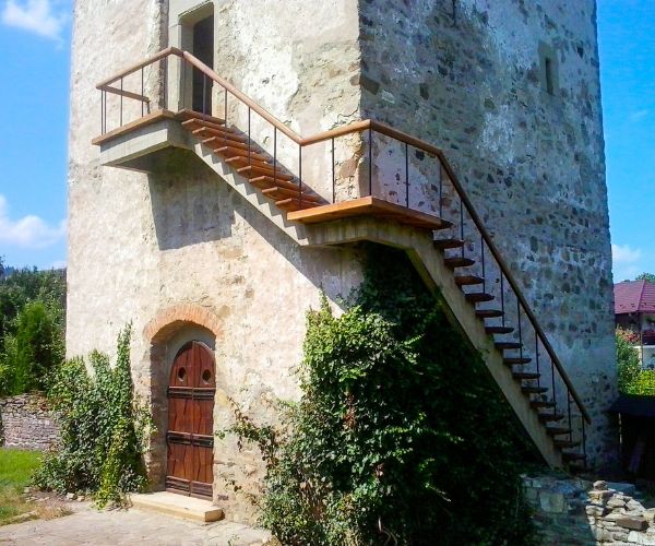 Escalier extérieur en bois sur façade en pierre Doxar