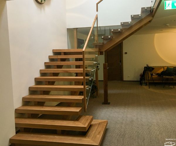 Escalier flottant en bois avec garde-corps en verre Doxar