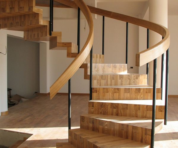 Escalier hélicoïdal en bois clair Doxar