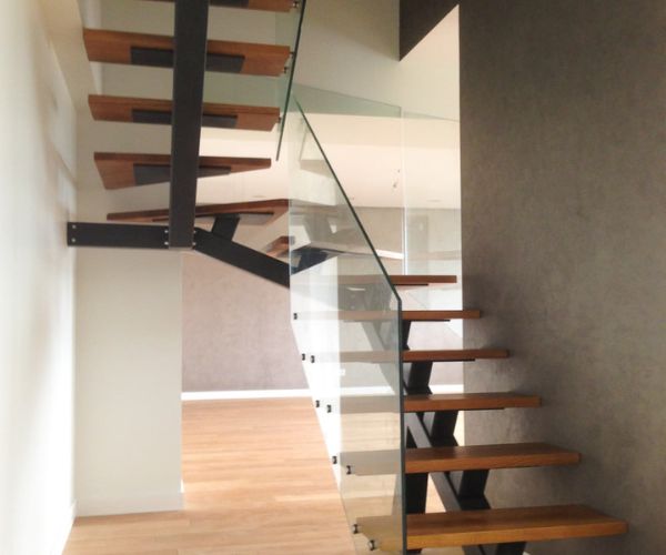 Escalier contemporain en métal et bois avec garde-corps en verre Doxar
