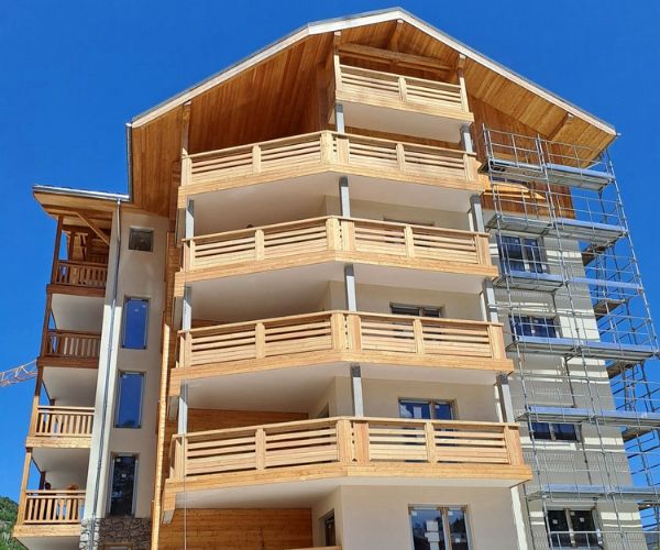 Façade bois avec balcons Doxar à Vars