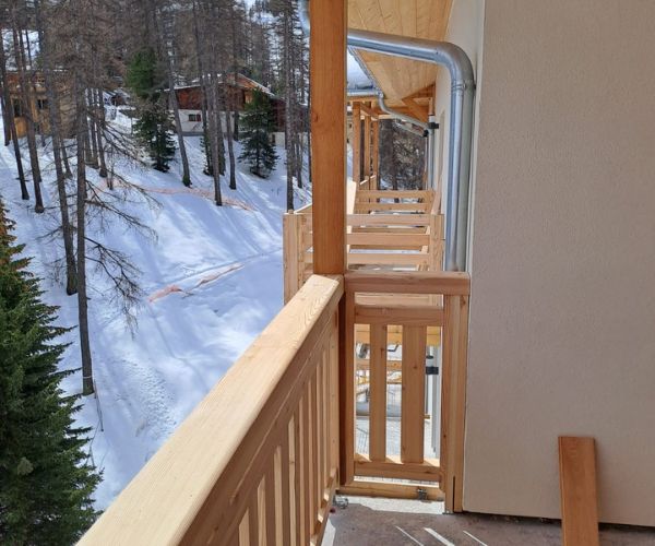 Façade d’immeuble alpin avec balcons bois Doxar à Vars