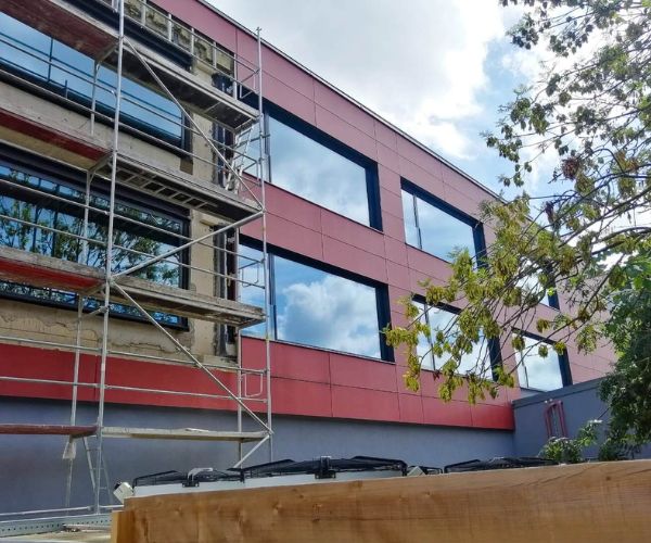 Façade d’immeuble avec fenêtres aluminium Doxar
