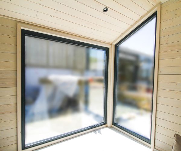 Fenêtre d’angle aluminium dans une pièce à ossature bois Doxar