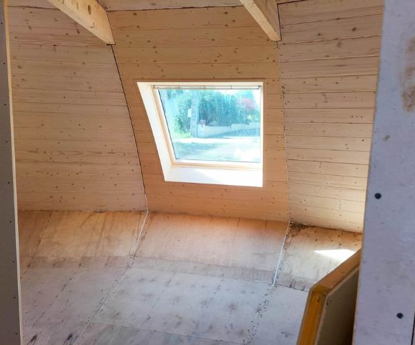 Détail d’une fenêtre intégrée dans la structure en bois du dôme Domespace
