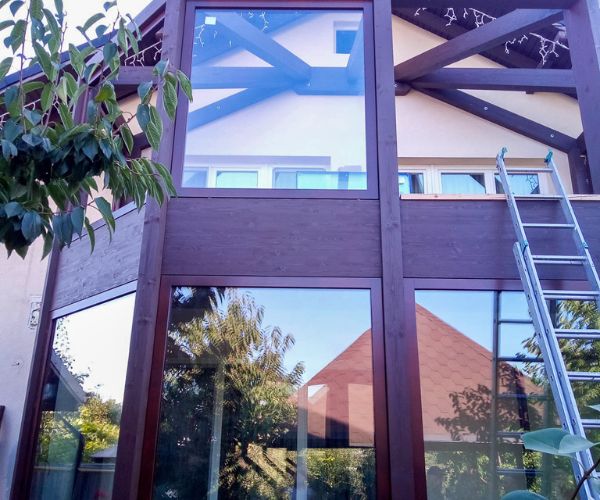 Maison bois avec grandes fenêtres bois-aluminium Doxar