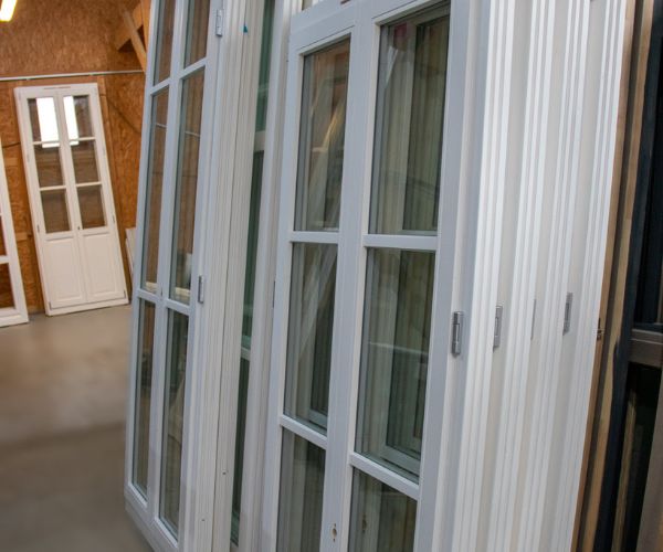Fenêtres en bois stratifié blanc prêtes à être posées – Doxar