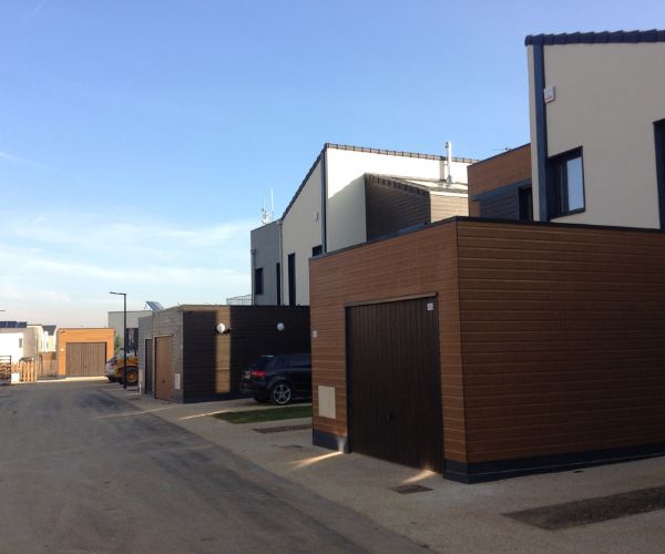 Maisons bois avec garages intégrés dans le projet résidentiel de Ballainvilliers par Doxar France.