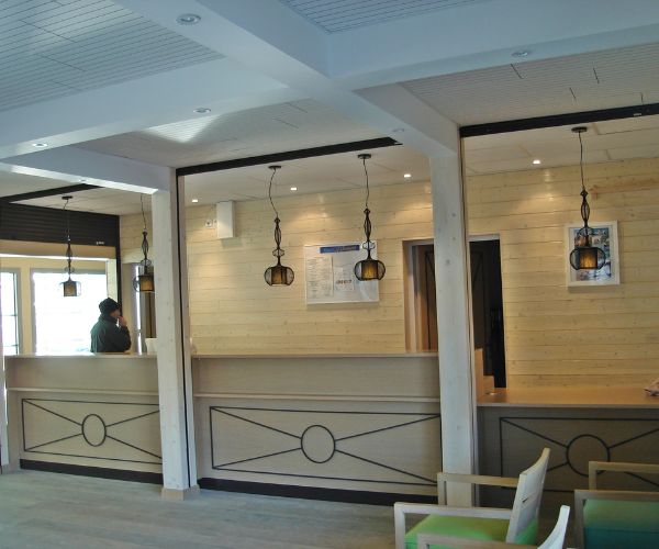 Intérieur bois du hall d’accueil du complexe résidentiel de Pornichet