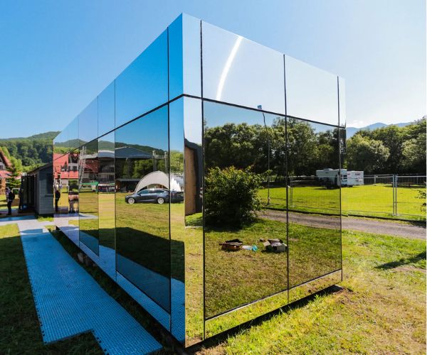 Lodge contemporain à façade miroir conçu par Doxar.