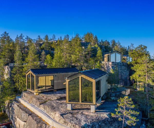 Lodges en bois Doxar installés en pleine nature, conçus pour le tourisme durable.