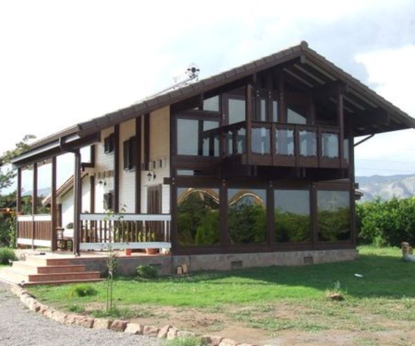 Maison bois contemporaine avec grandes baies vitrées et charpente apparente, construite par Doxar.