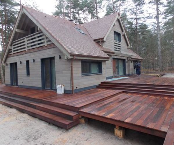 Maison bois avec grande terrasse en bois exotique, réalisée par Doxar.
