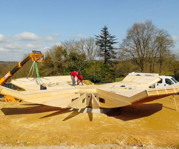 Montage de la structure en bois du dôme Domespace par l’équipe Doxar