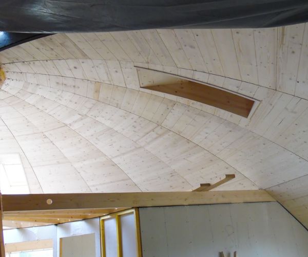 Plafond intérieur en bois lamellé-collé de la maison Domespace