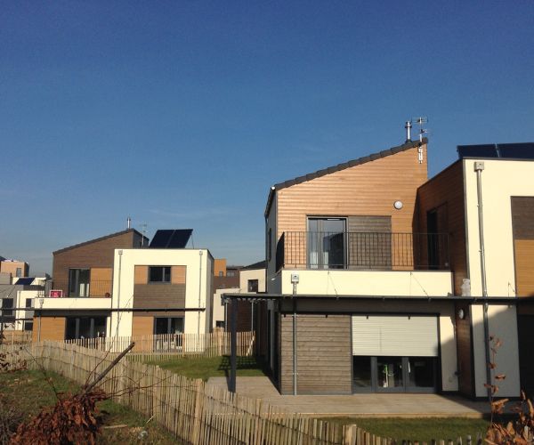 Résidences en bois contemporaines réalisées par Doxar France, respectant les normes de construction écologiques.