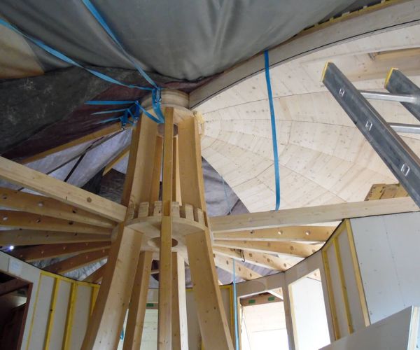 Structure intérieure en bois lamellé du dôme Domespace
