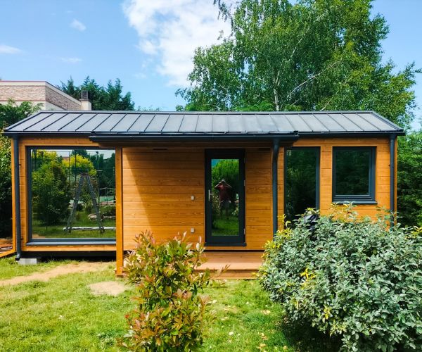 Studio de jardin en bois réalisé par Doxar France, idéal comme bureau ou maison de vacances.