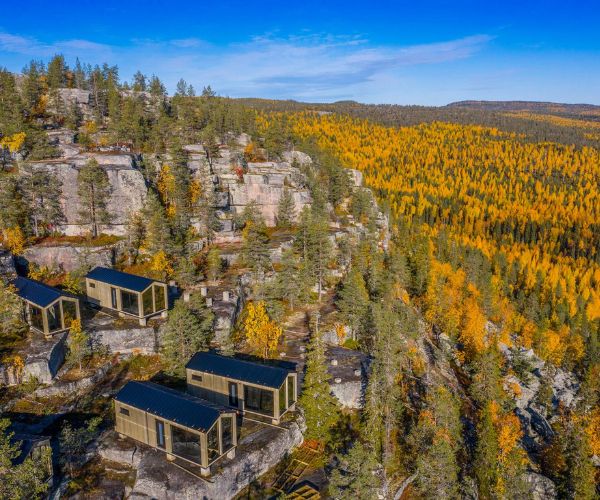 Vue aérienne des tiny houses Doxar dans la forêt suédoise en automne.