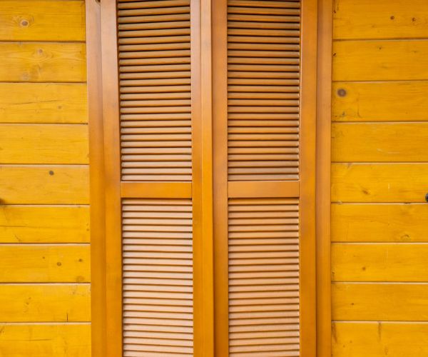 Volet battant en bois sur façade bois Doxar