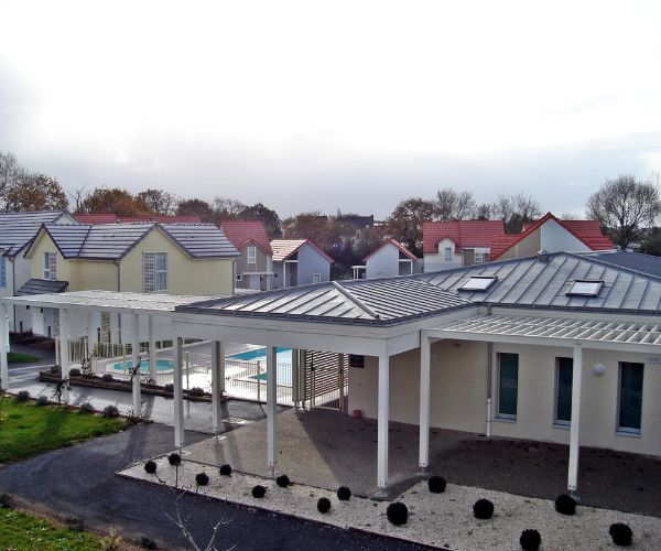 Vue aérienne du complexe résidentiel Doxar à Pornichet avec piscine