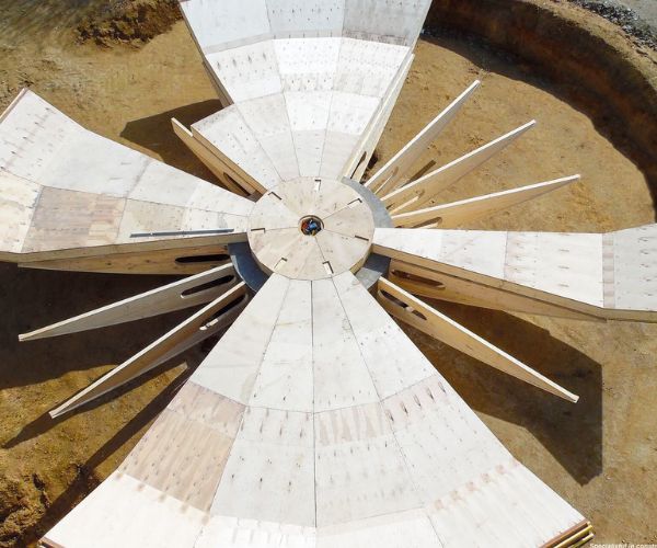 Vue aérienne du dôme en bois en construction par Doxar